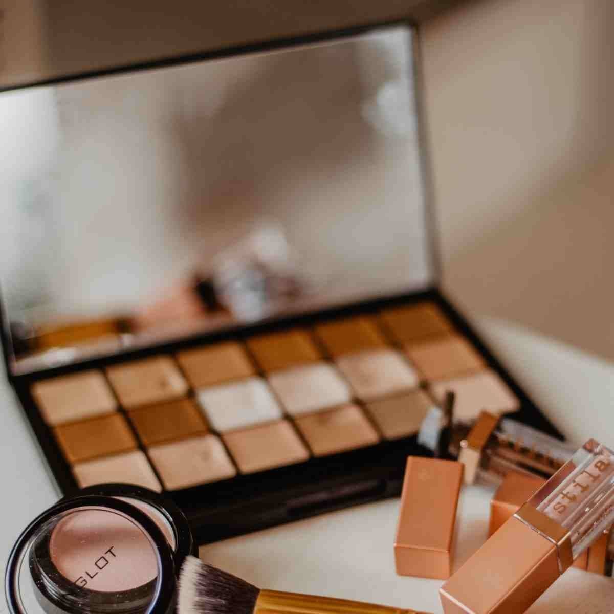 Poudre matifiante - tenue du maquillage